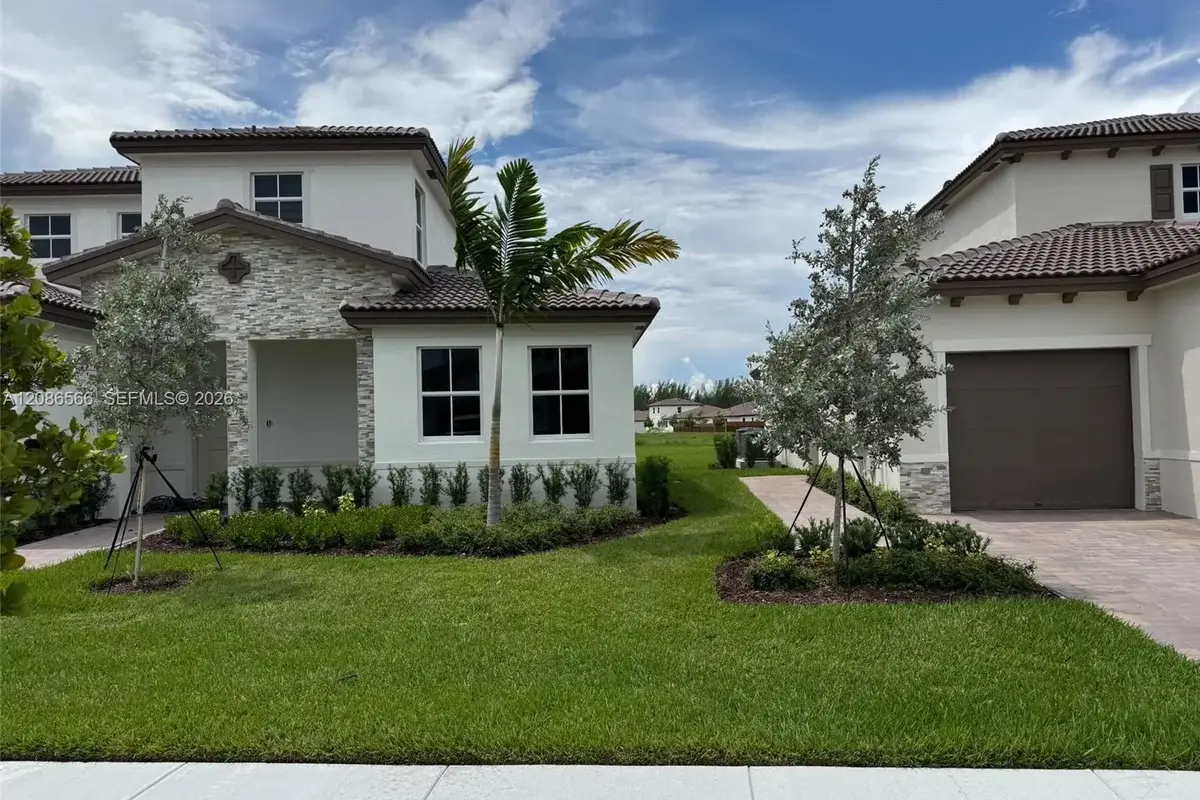 2404 SE 29th Dr, Homestead: photo 1 of 38