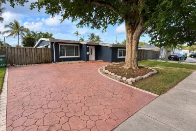 6541 SW 5th St, Pembroke Pines: photo 1 of 35