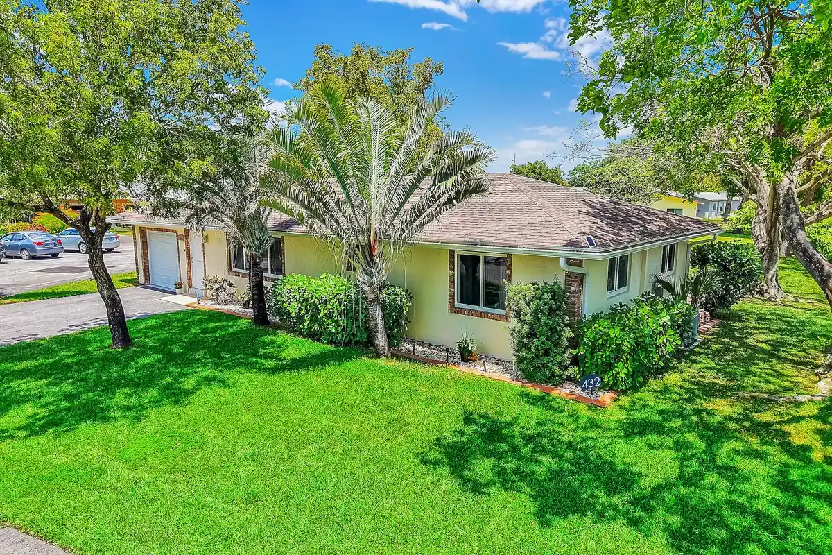 432 SW Natura Ave, Deerfield Beach: photo 1 of 58