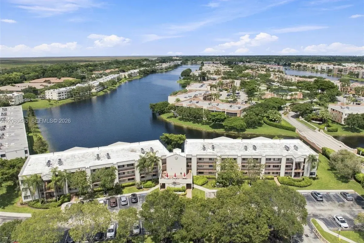 10668 W Clairmont Cir #303, Tamarac: photo 1 of 36