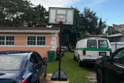 14331 NW 16th Ct, Miami: photo 1 of 3