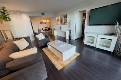 2333 Brickell Ave #409, Miami: photo 1 of 40