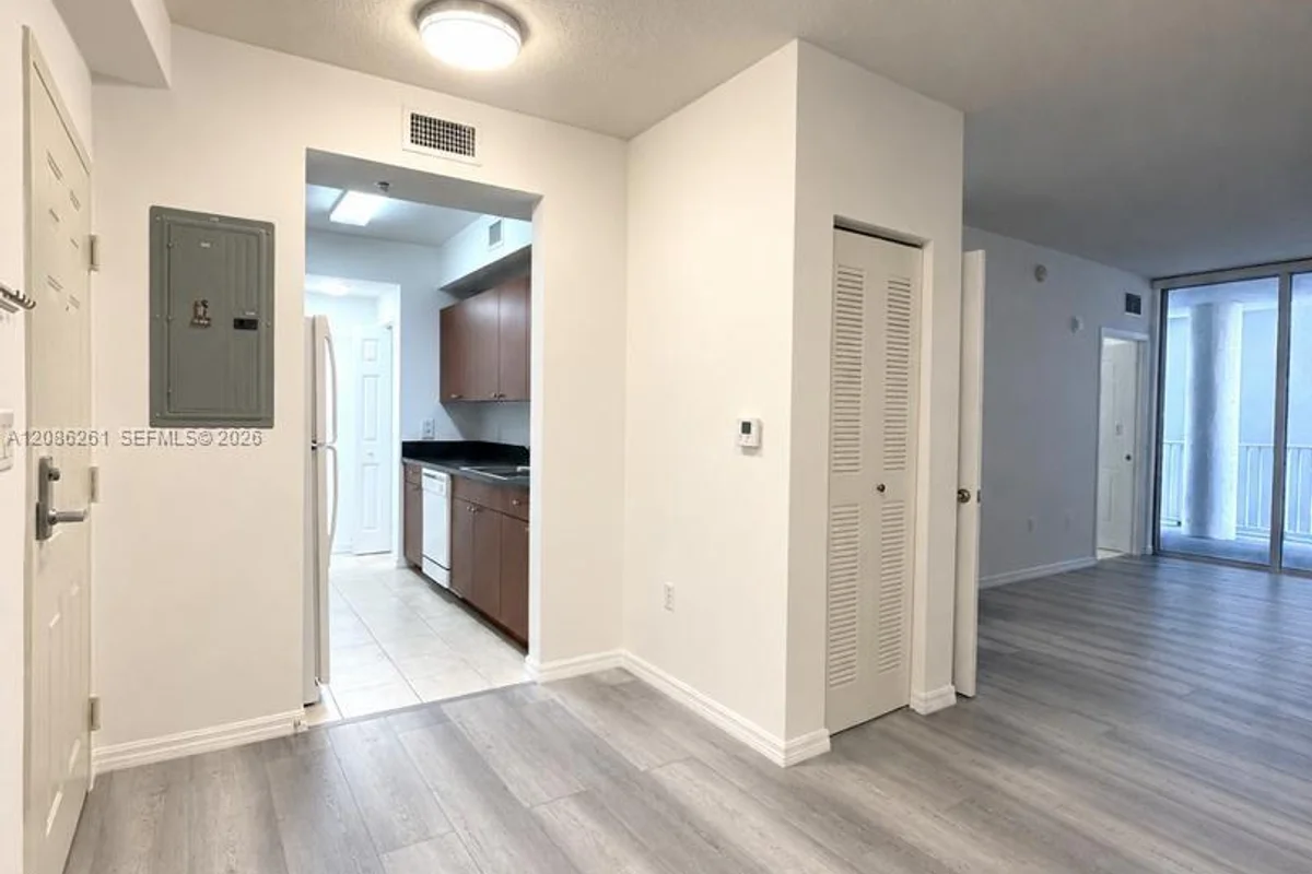 115 SW 11th St #704, Miami: photo 1 of 18