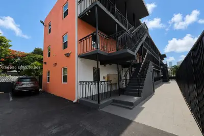 1767 NW 3rd Ave #6, Miami: photo 1 of 9