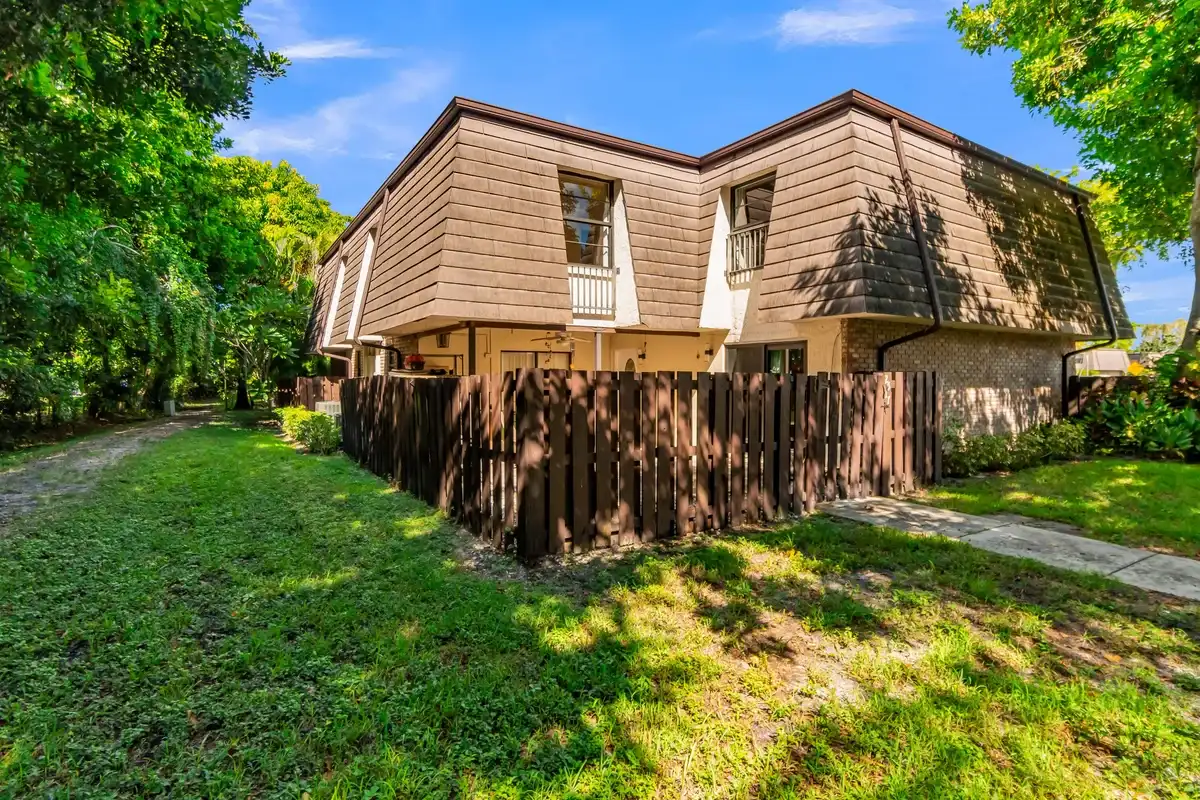 2517 NW 99th Ave, Coral Springs: photo 1 of 34