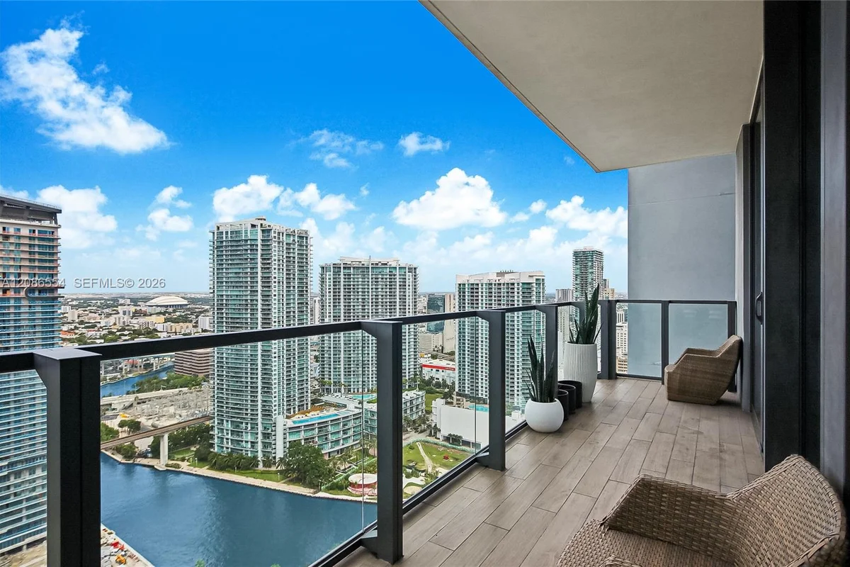 68 SE 6th St #3306, Miami: photo 1 of 40
