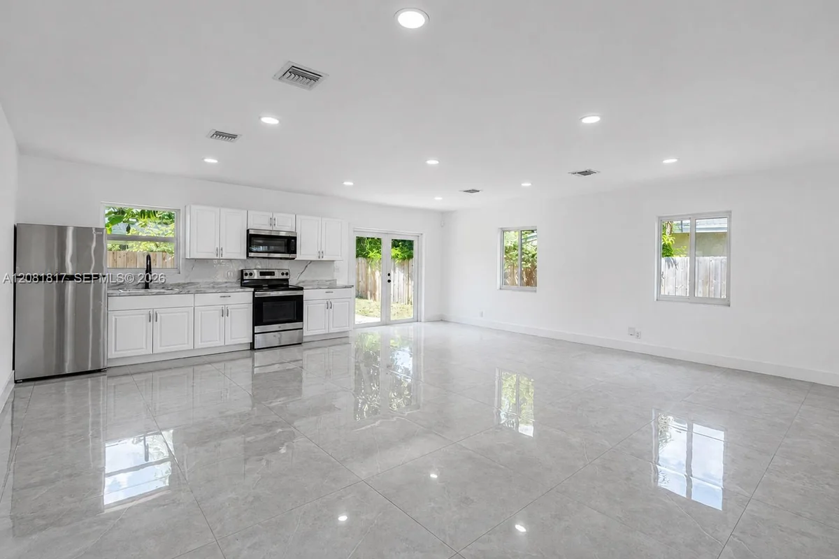 950 NE 164th St, North Miami Beach: photo 1 of 27