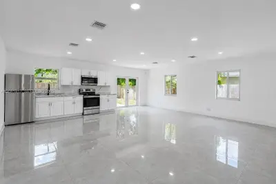 950 NE 164th St, North Miami Beach: photo 1 of 27