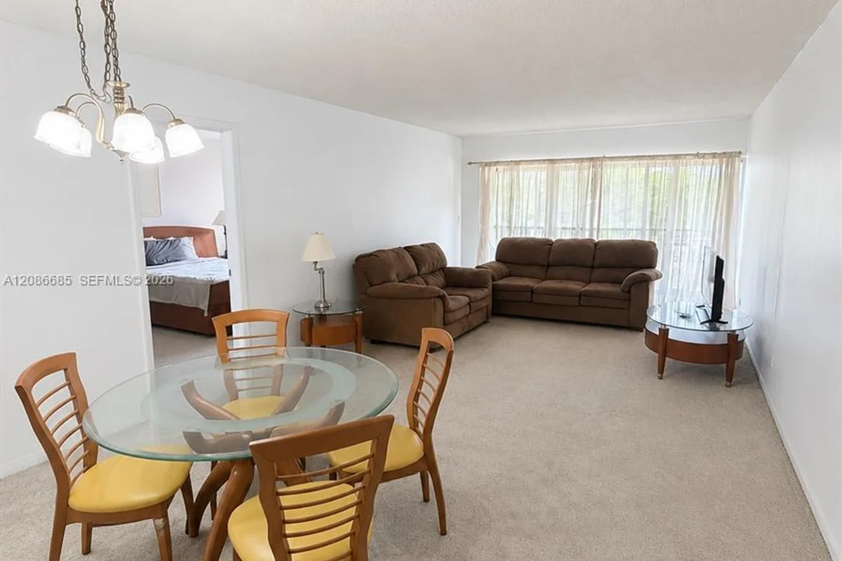 240 Lakeview Dr #212, Weston: photo 1 of 8