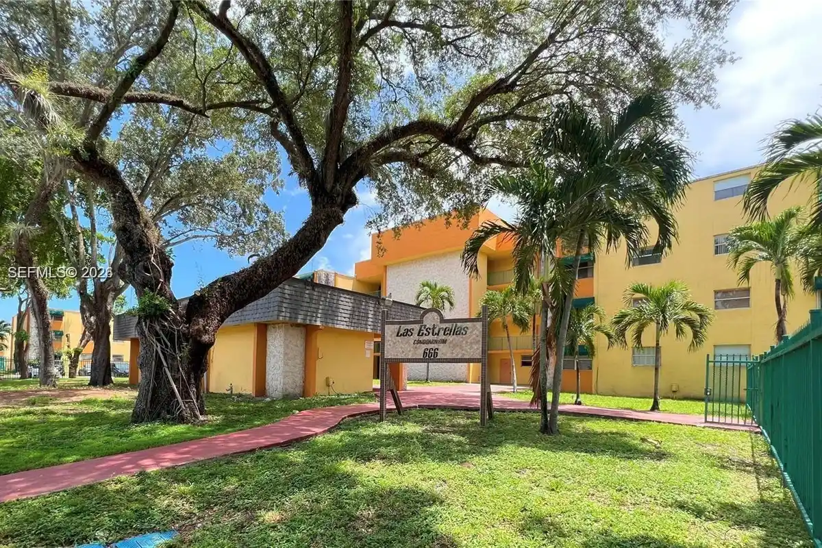 666 W 81st St #303, Hialeah: photo 1 of 17