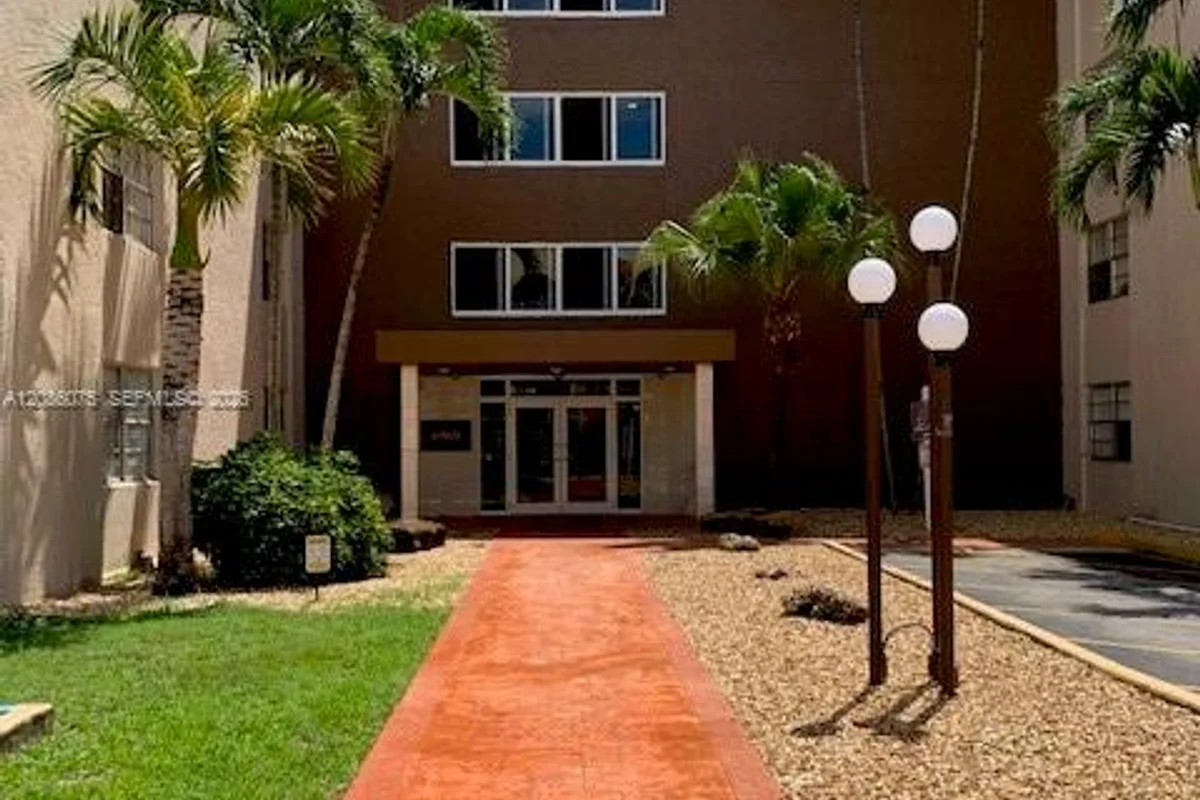 6960 Miami Gardens Dr #2-530A, Hialeah: photo 1 of 11