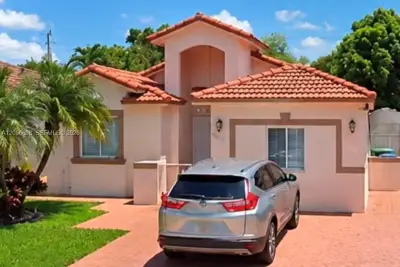 8010 NW 186th Ter, Hialeah: photo 1 of 8