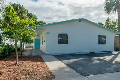 1332 Longwood St, West Palm Beach: photo 1 of 26