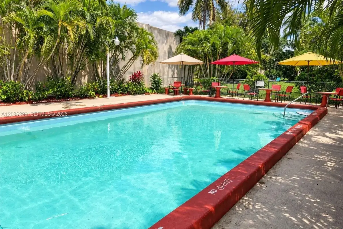 2915 Plunkett St #11D, Hollywood: photo 1 of 11