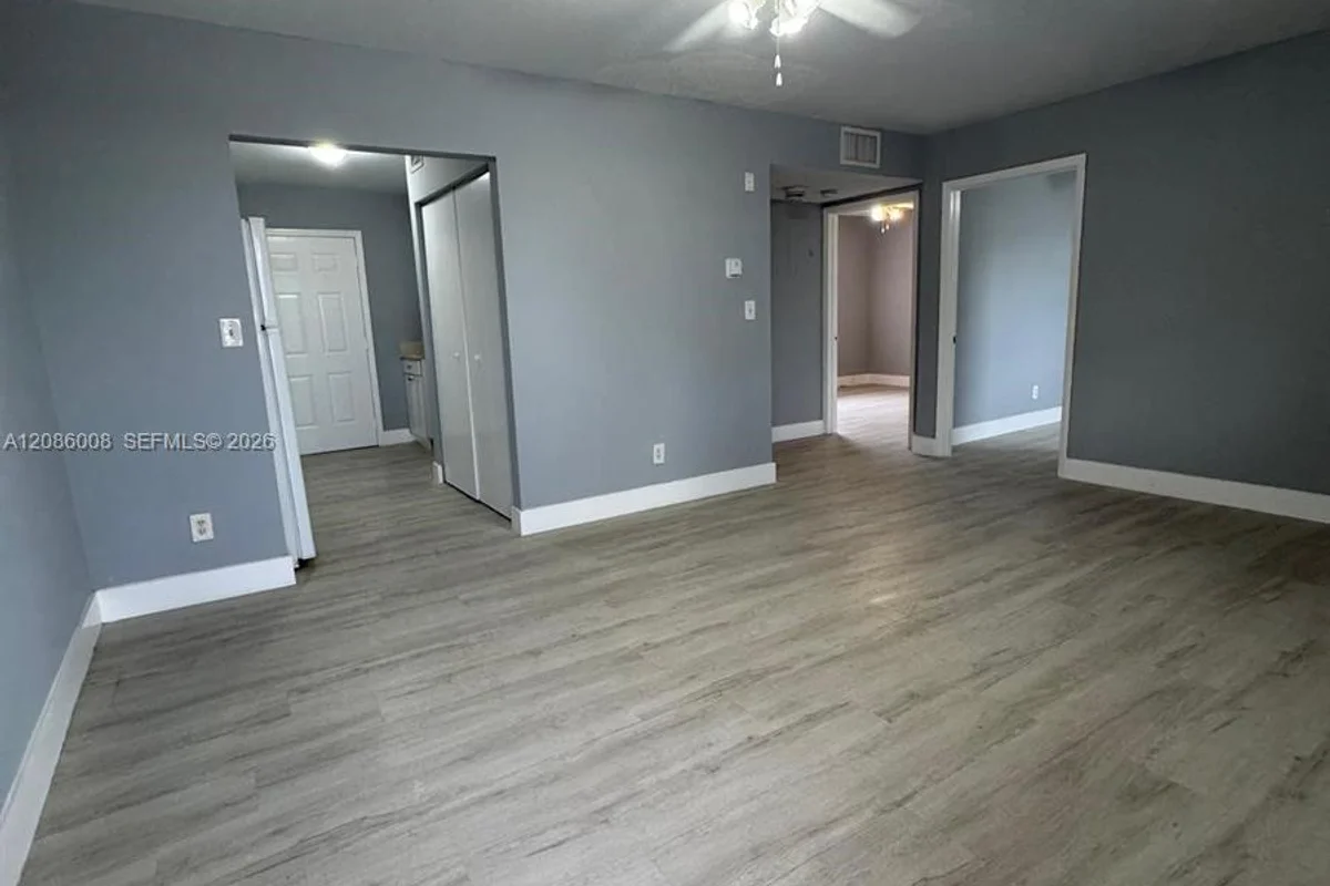 2920 Pierce St #2, Hollywood: photo 1 of 13