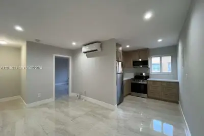 1844 NW 19th St #5, Miami: photo 1 of 12