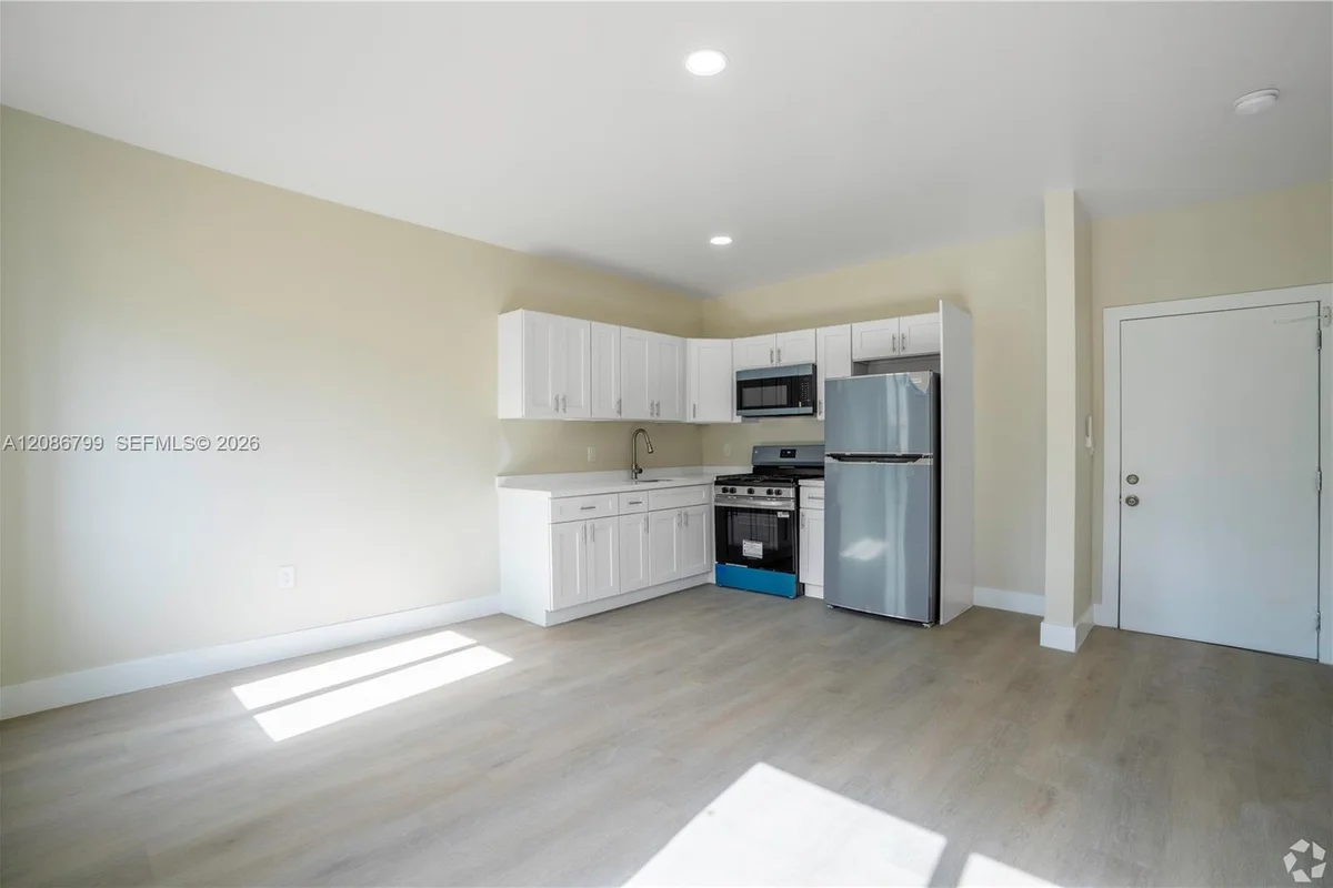 433 SW 6th St #20, Miami: photo 1 of 7