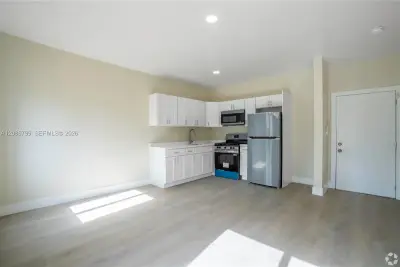 433 SW 6th St #20, Miami: photo 1 of 7