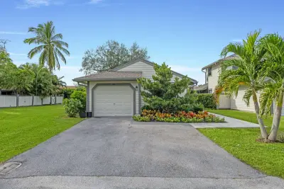 2474 Bedford Mews Dr, Wellington: photo 1 of 47