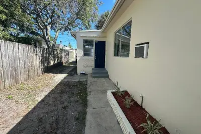 1948 Lincoln St #2, Hollywood: photo 1 of 14