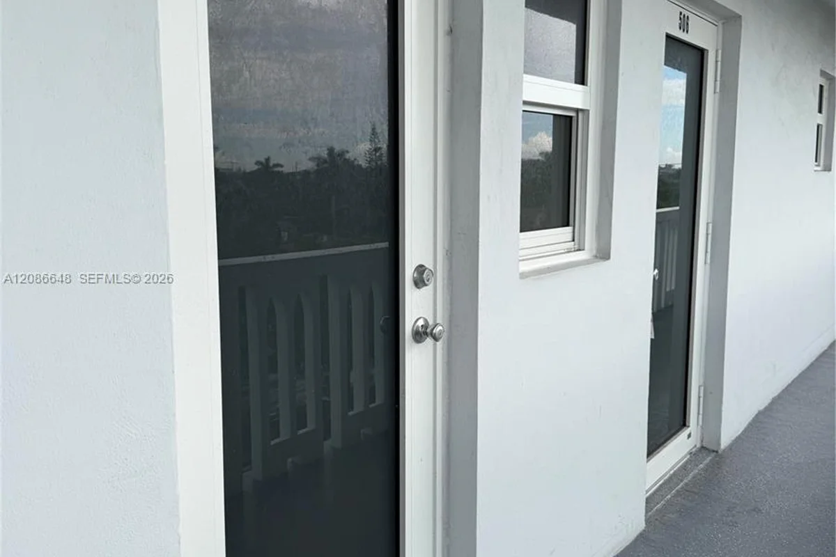 320 NE 12th Ave #506, Hallandale Beach: photo 1 of 12