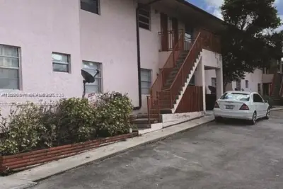 2920 Pierce St #4, Hollywood: photo 1 of 9