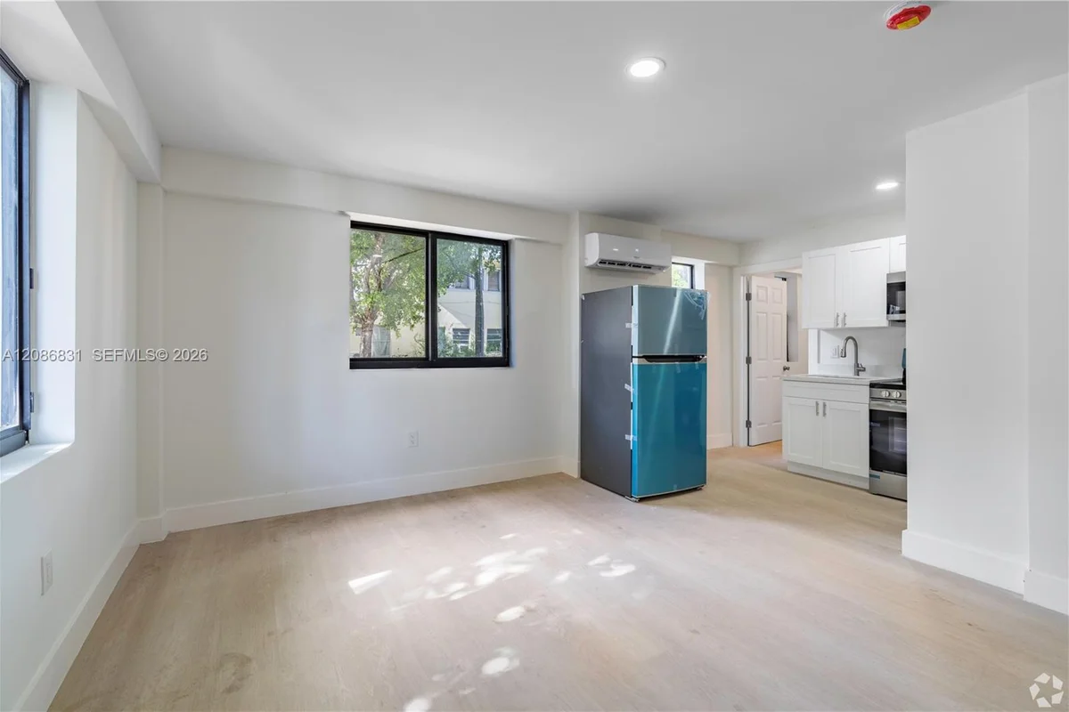 340 SW 5th Ave #12, Miami: photo 1 of 5