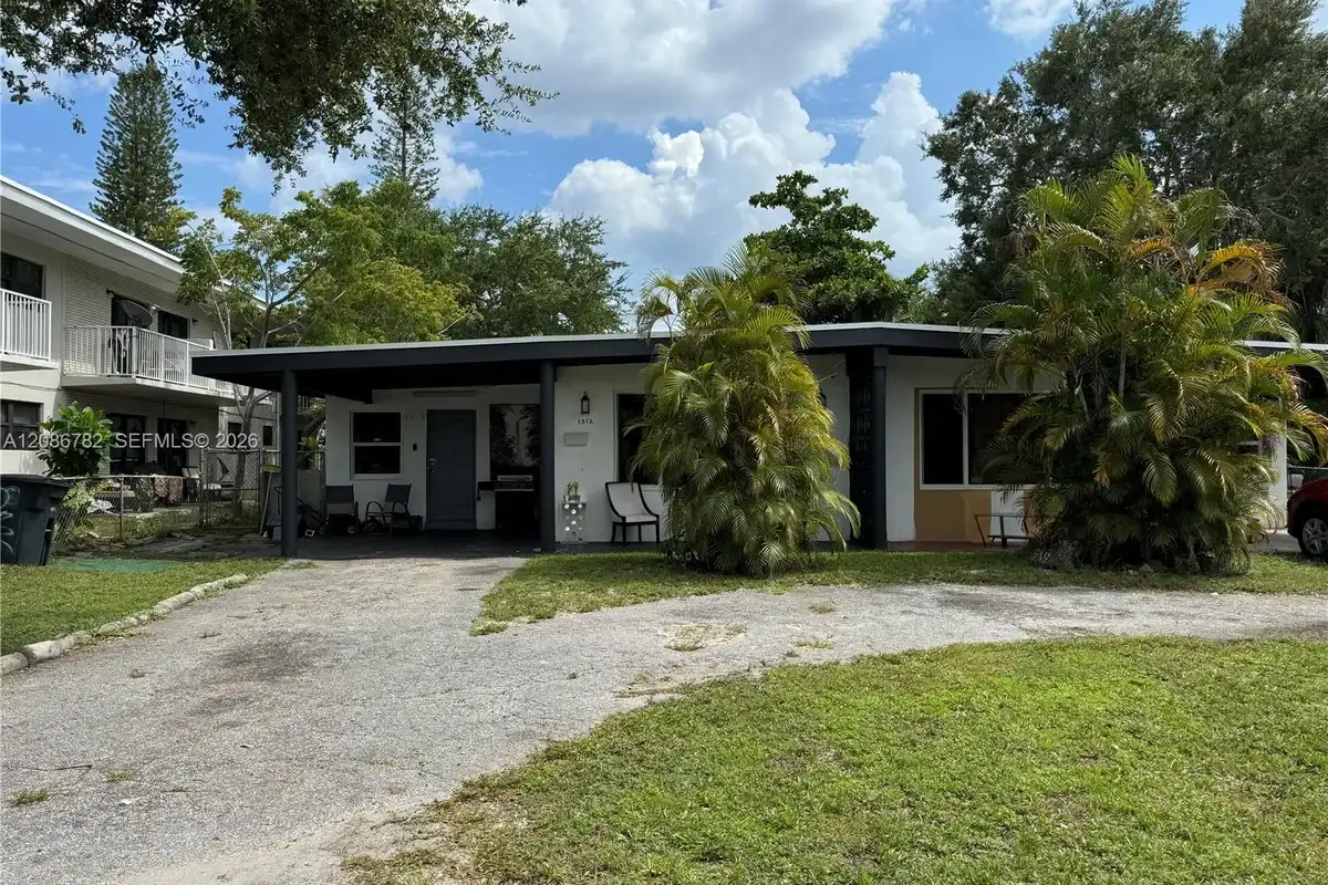 1510 NE 136th St, North Miami: photo 1 of 5