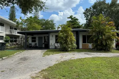 1510 NE 136th St, North Miami: photo 1 of 5