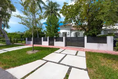 719 W 51st St, Miami Beach: photo 1 of 37