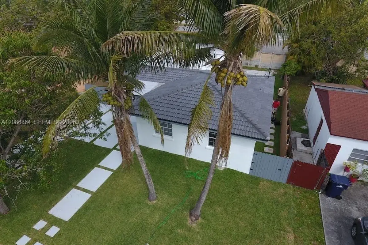 2375 NE 185th St, Miami: photo 1 of 27