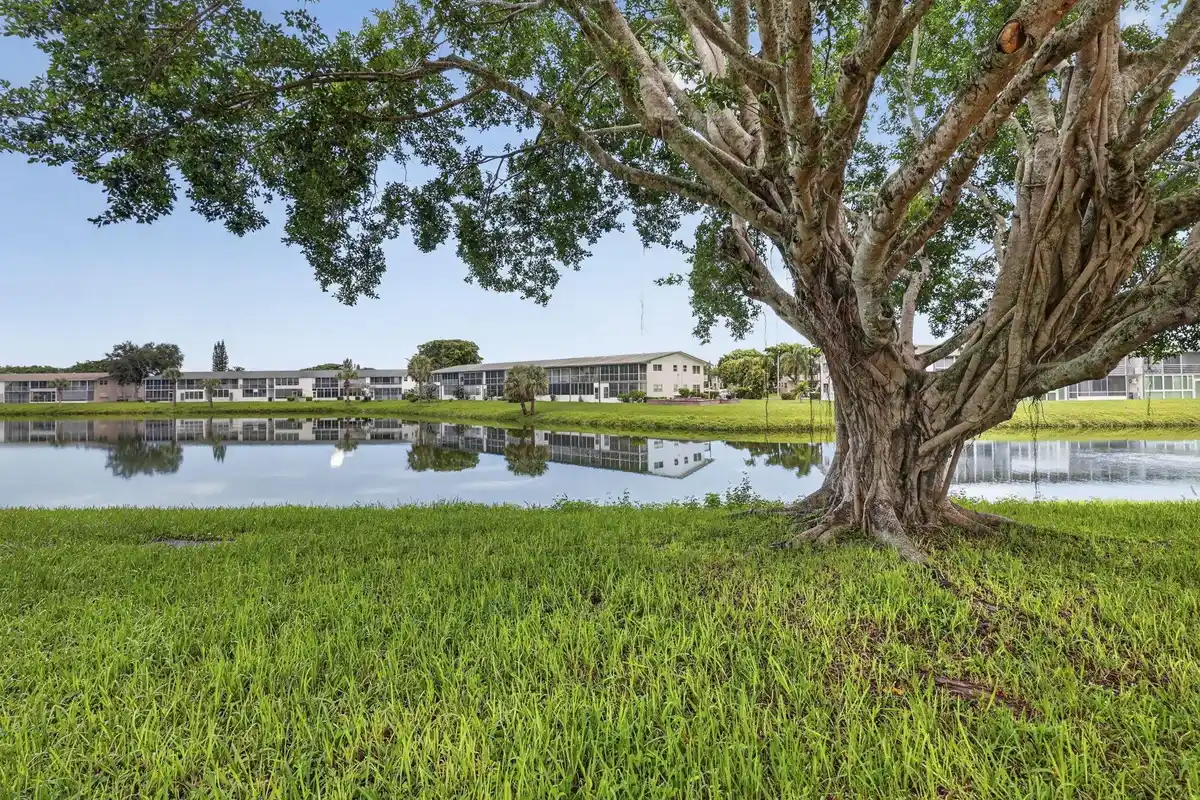79 Chatham D, West Palm Beach: photo 1 of 34