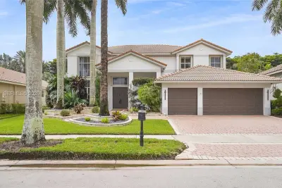 1606 Victoria Pointe Cir, Weston: photo 1 of 36
