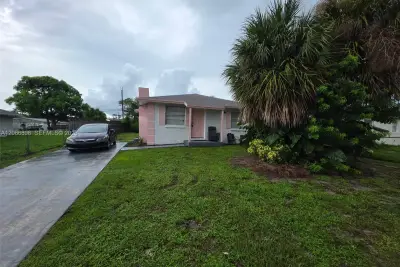 House in Riviera Beach: photo 1 of 2
