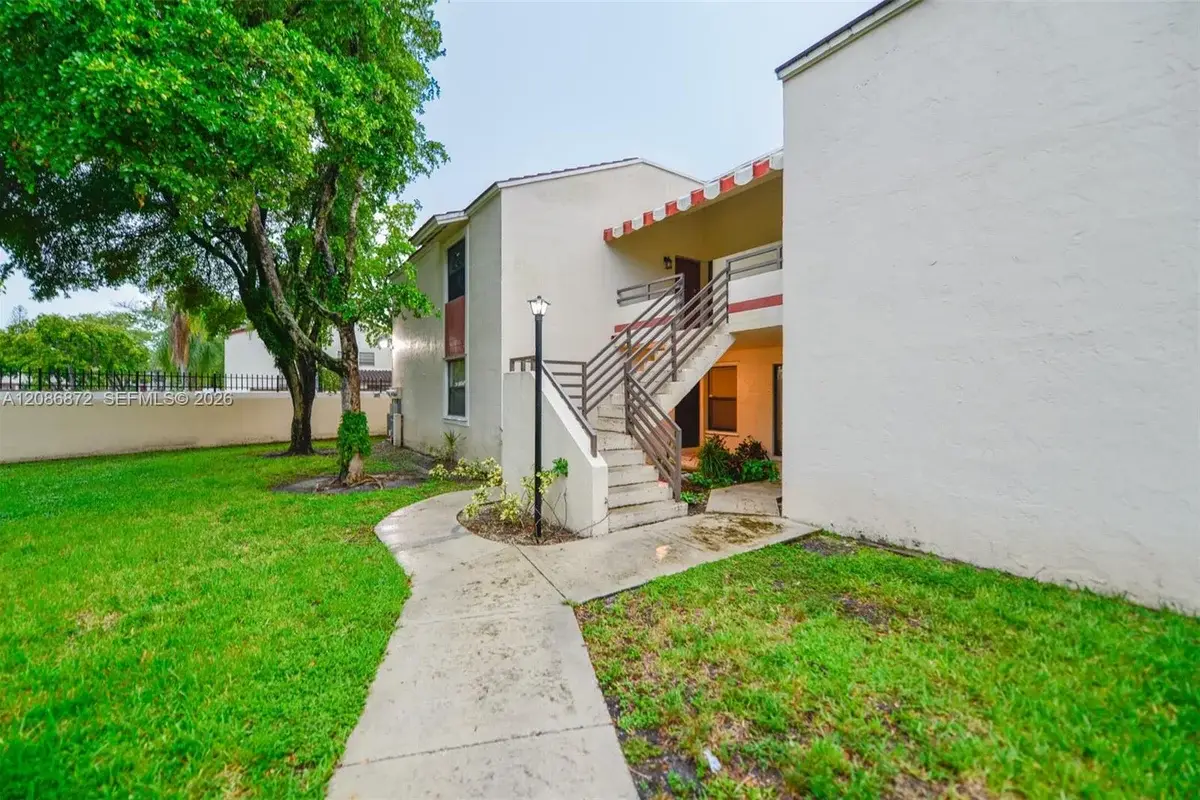 20005 NE 3rd Ct #3, Miami: photo 1 of 26