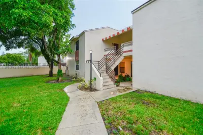 20005 NE 3rd Ct #3, Miami: photo 1 of 26