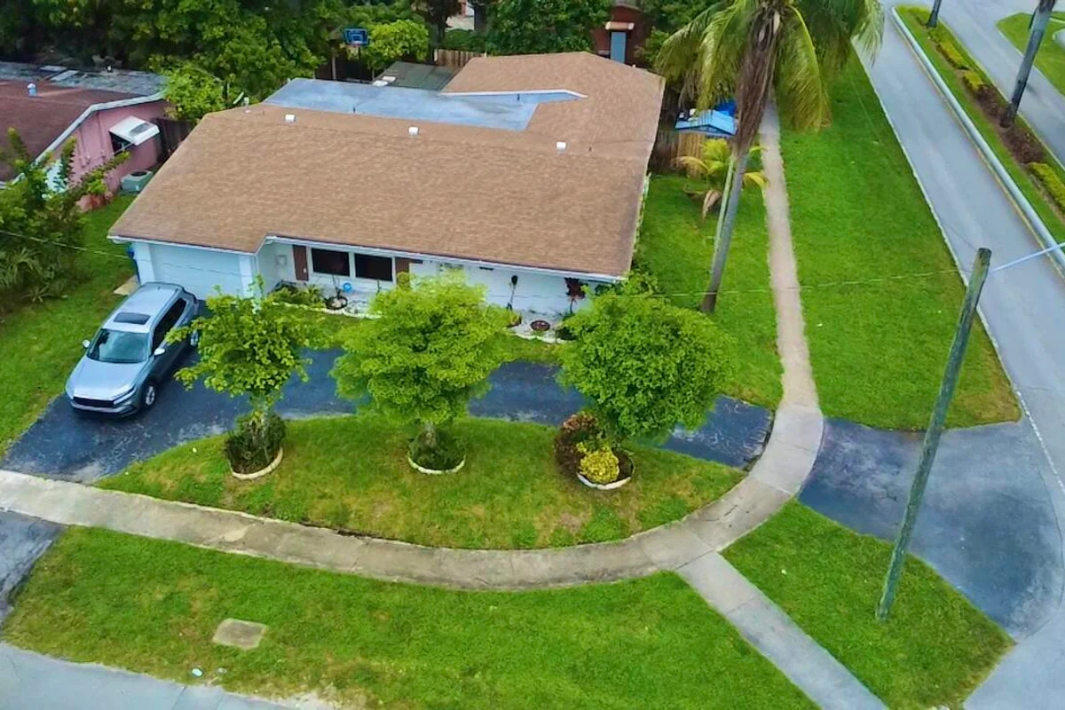 6801 NW 24th Pl, Sunrise: photo 1 of 19