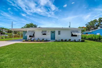 713 Gumtree Rd, North Palm Beach: photo 1 of 38