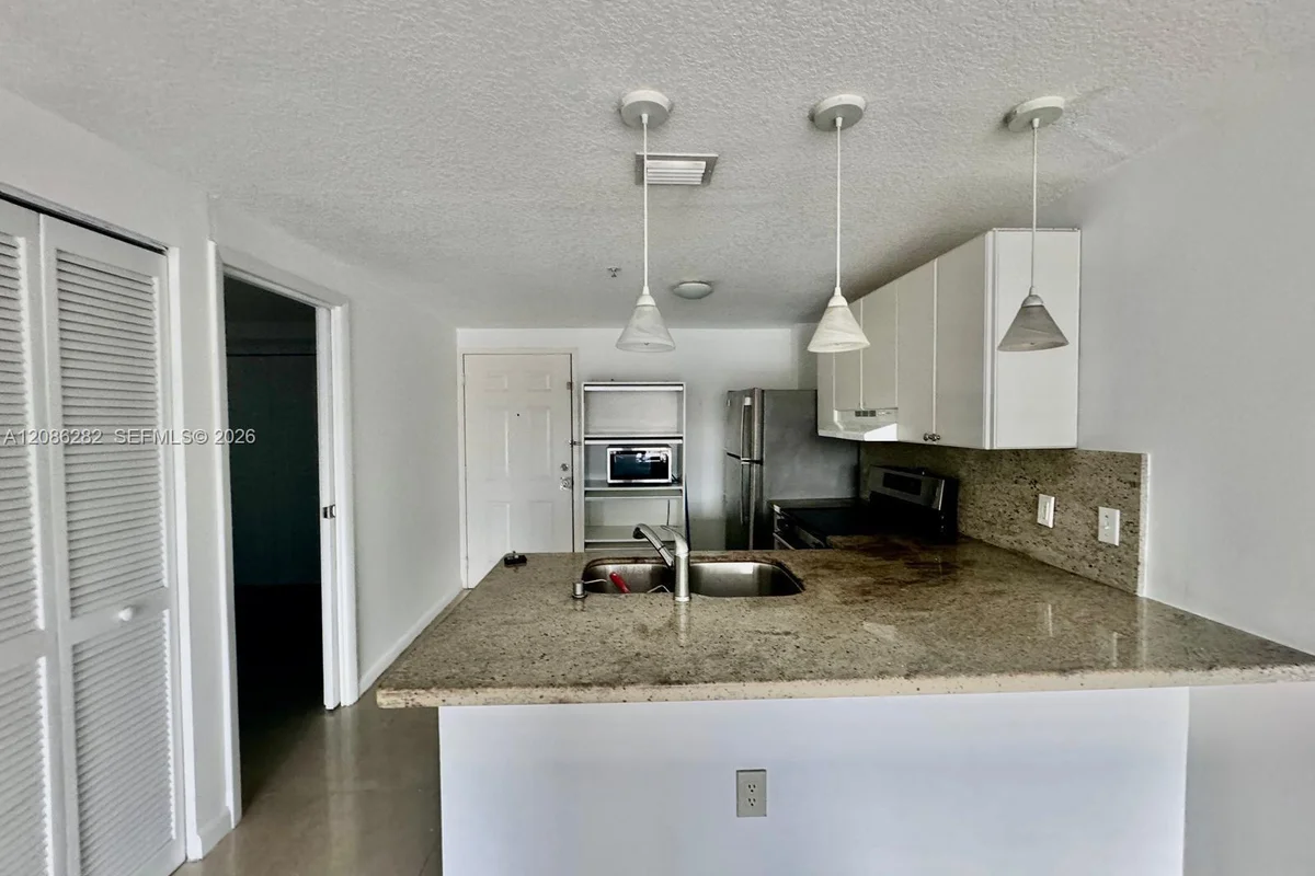 218 SW 8th Ave #303, Miami: photo 1 of 11