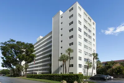 2555 NE 11th St #906, Fort Lauderdale: photo 1 of 31