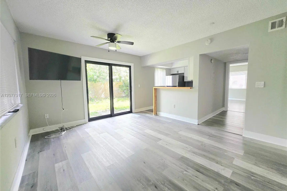 335 SW 20th St #5, Fort Lauderdale: photo 1 of 12