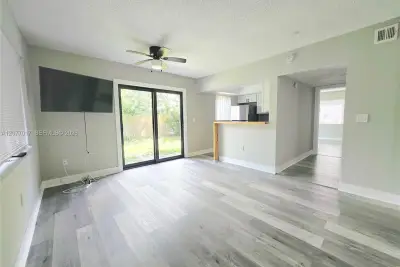 335 SW 20th St #5, Fort Lauderdale: photo 1 of 12