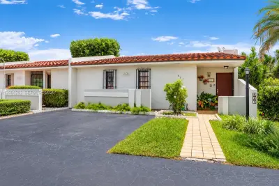 621 SW 93rd Ct, Miami: photo 1 of 12