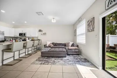 10657 W 32nd Ln, Hialeah: photo 1 of 50