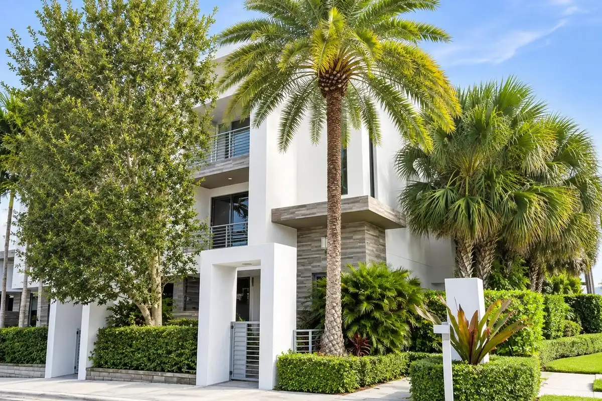 1851 NW 40th Dr, Boca Raton: photo 1 of 15