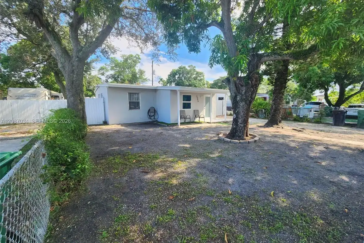 House in Opa-locka: photo 1 of 9