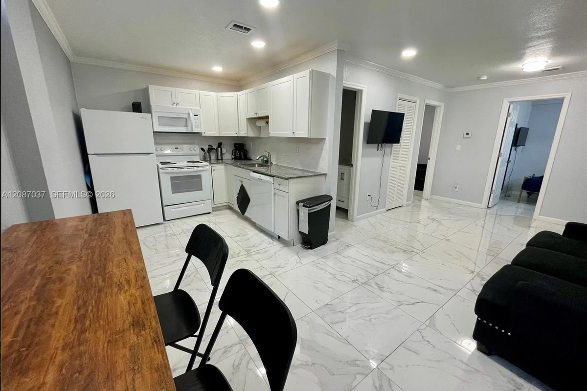 2240 Simms St #4, Hollywood: photo 1 of 4