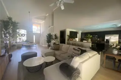 5344 NW 111th Ct, Doral: photo 1 of 10