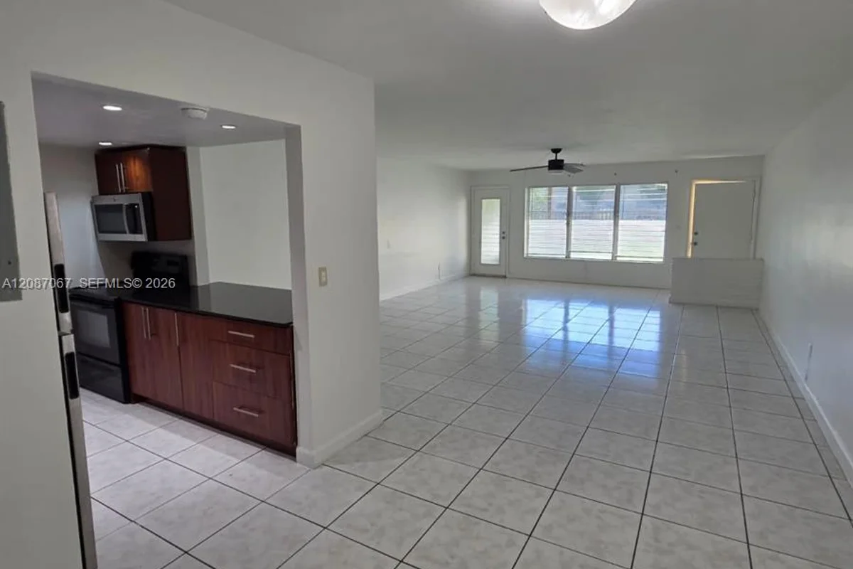 1885 NE 121st St #8, North Miami: photo 1 of 11