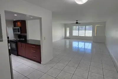 1885 NE 121st St #8, North Miami: photo 1 of 11